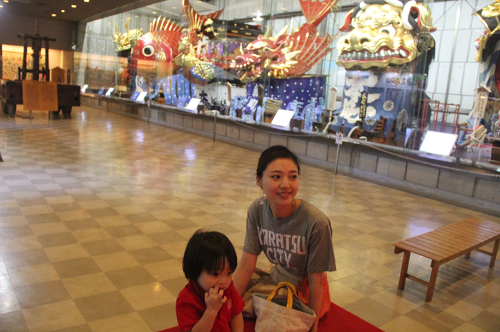 伊藤さんは曳山展示場で子どもに伝統文化を感じさせている