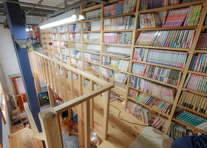 ２階の本棚にはジャンル分けされた2000冊近い漫画が並んでいる