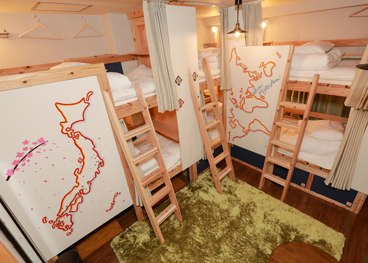 ベッドには日本地図があり、そこに宿泊者の方がどこから来たのかピンを刺す遊び心が含まれている
