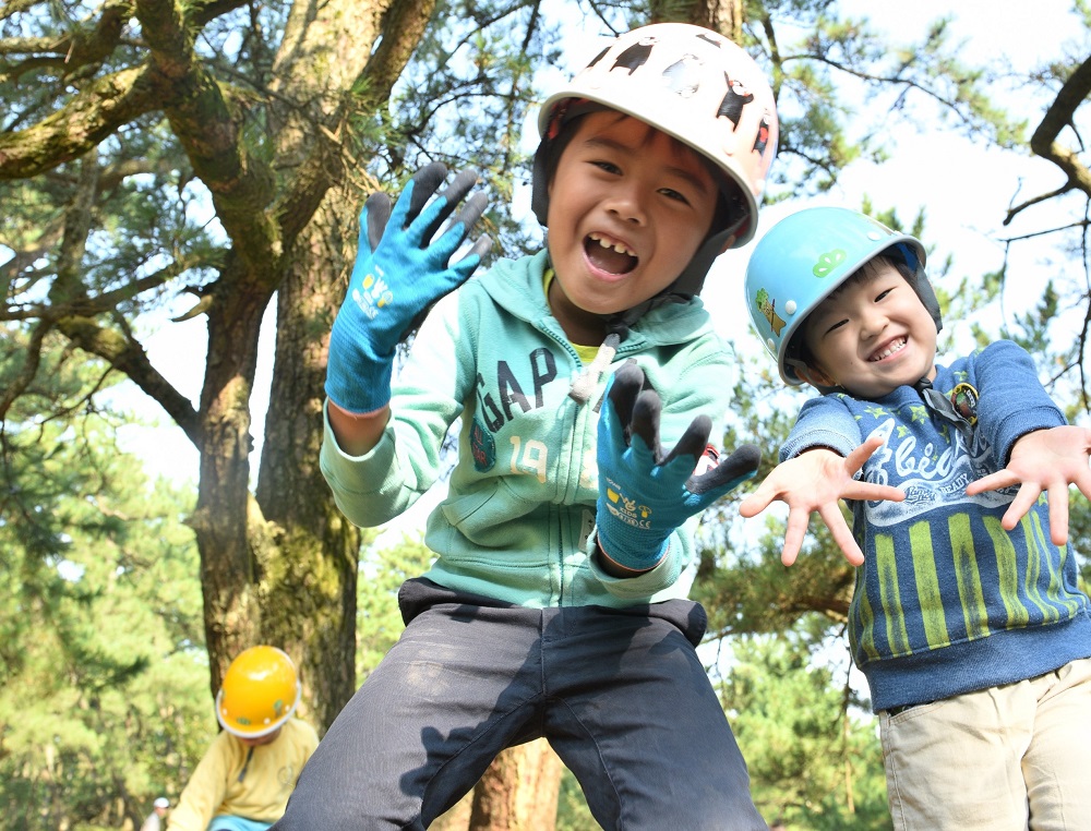 唐津の自然の中で楽しむ子供たち