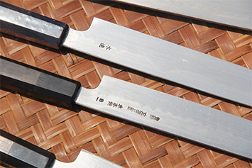 唐津市の加部島の向刃物製作所の包丁は綺麗に研磨されているのは、実用タイプではなくアンティークなど鑑賞用としてのもの