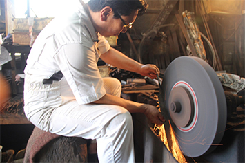 唐津市の加部島の向刃物製作所は20~25の工程を通して包丁が出来上がる