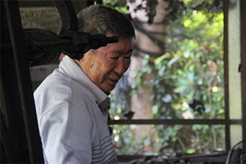 唐津市の加部島の向刃物製作所は包丁の伝統を続けるには厳しい現実もある中、希望もある