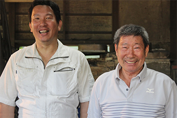唐津市の加部島の向刃物製作所では親方の米雄さん、お弟子の俊征さんが温かく対応してくれます